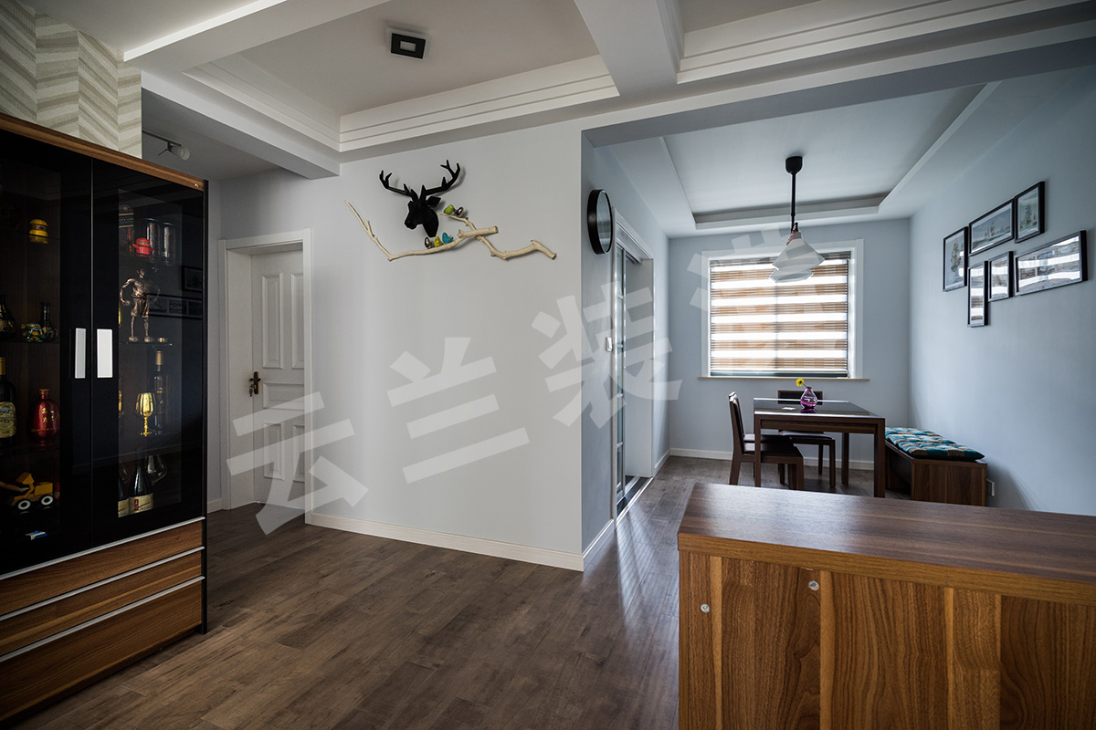 多口之家的餐廳設計，最重要的是布局要合理。空間要足夠容納全家人就餐及親朋好友聚餐的需求，所以設計師沒有在裝飾細節上下太多功夫，而是把重點放在了餐廳使用面積的擴充和功能性的拓展上，將客廳和餐廳貫通，明確了交通流線，也擴大了就餐范圍；細節處凸顯設計本質。進門鞋柜方便了業主在進出門時替換鞋子。
