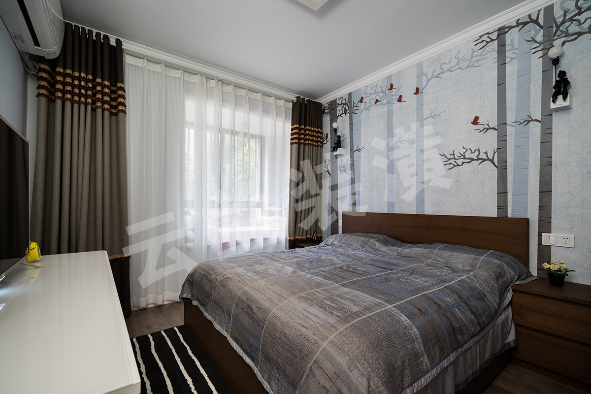 主臥沒有采取四周都貼墻紙，只是在背景用定制的墻畫來點綴，沒有過多的裝飾，但是整個臥室卻已經非常靈動，這種簡單而溫馨的裝飾更有助于現代人的睡眠。
