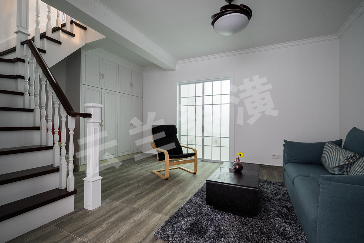 地下室頂天立地的收納柜，不僅可以解決生活中一些瑣碎的生活用品沒有容身之地尷尬，也起到了美化空間的作！地下室的采光不是很好，所以都是明亮的白色為主色調，在上后期家具軟裝搭配給我們另一種簡潔大氣舒適的感覺。