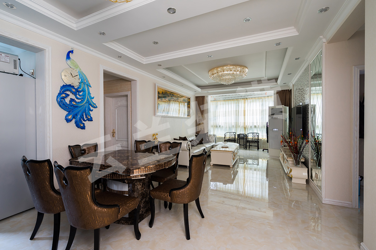 多口之家的餐廳設計，最重要的是布局要合理。空間要足夠容納全家人就餐及親朋好友聚餐的需求，所以設計師沒有在裝飾細節上下太多功夫，而是把重點放在了餐廳使用面積的擴充和功能性的拓展上，將客廳和餐廳貫通，明確了交通流線，也擴大了就餐范圍；細節處凸顯設計本質。進門鞋柜方便了業主在進出門時替換鞋子。
