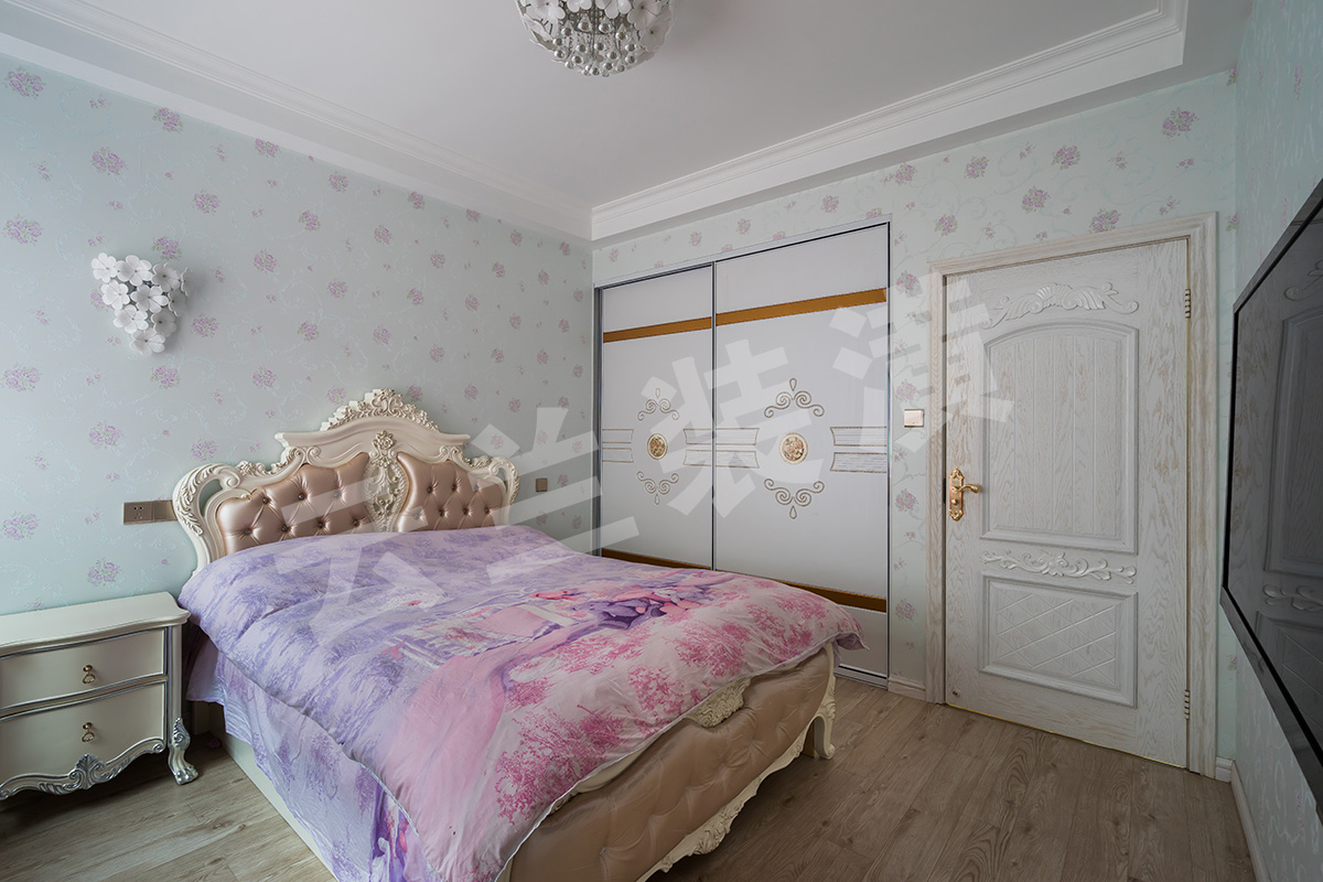 主臥里貼的暖色壁紙，給人以溫馨自如的感覺。配上淡色系的床藝，讓整個臥室溫馨而不失歐式典雅、端莊的感覺。
