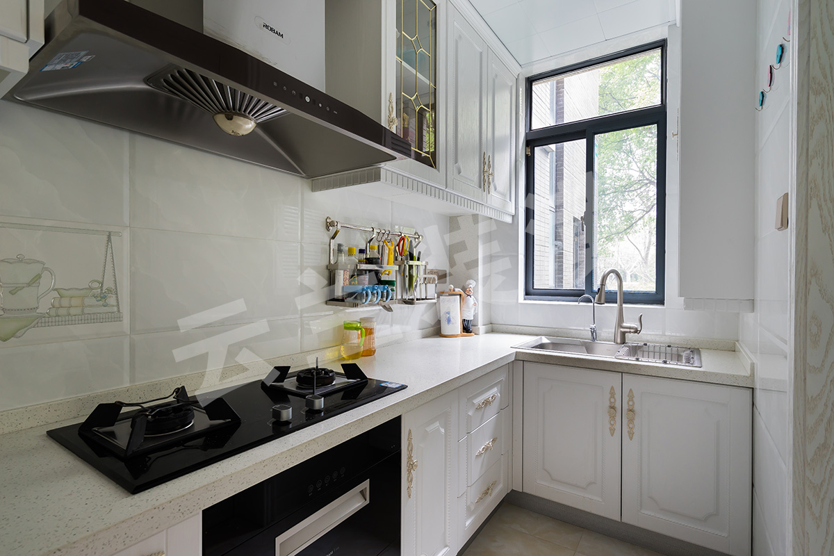 歐洲是一個浪漫的國度，非常講究居室生活的品質，當然在居室廚房上的裝修也不例外，本案廚房間采用淡雅的白色為主色調，以展示出浪漫、舒適的生活。
