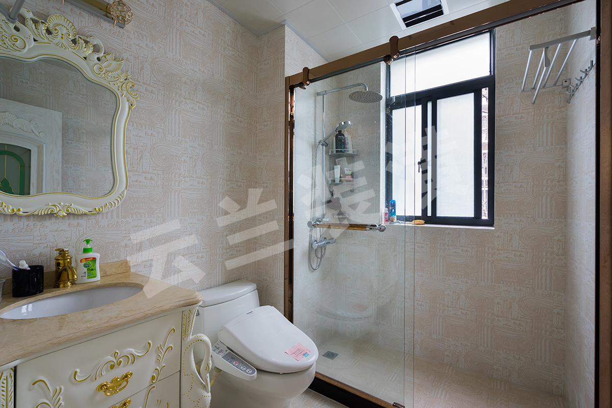 衛生間干凈明亮，主色調采用淡淡的米色，古銅色的配飾讓深色家具顯得更加尊貴。
