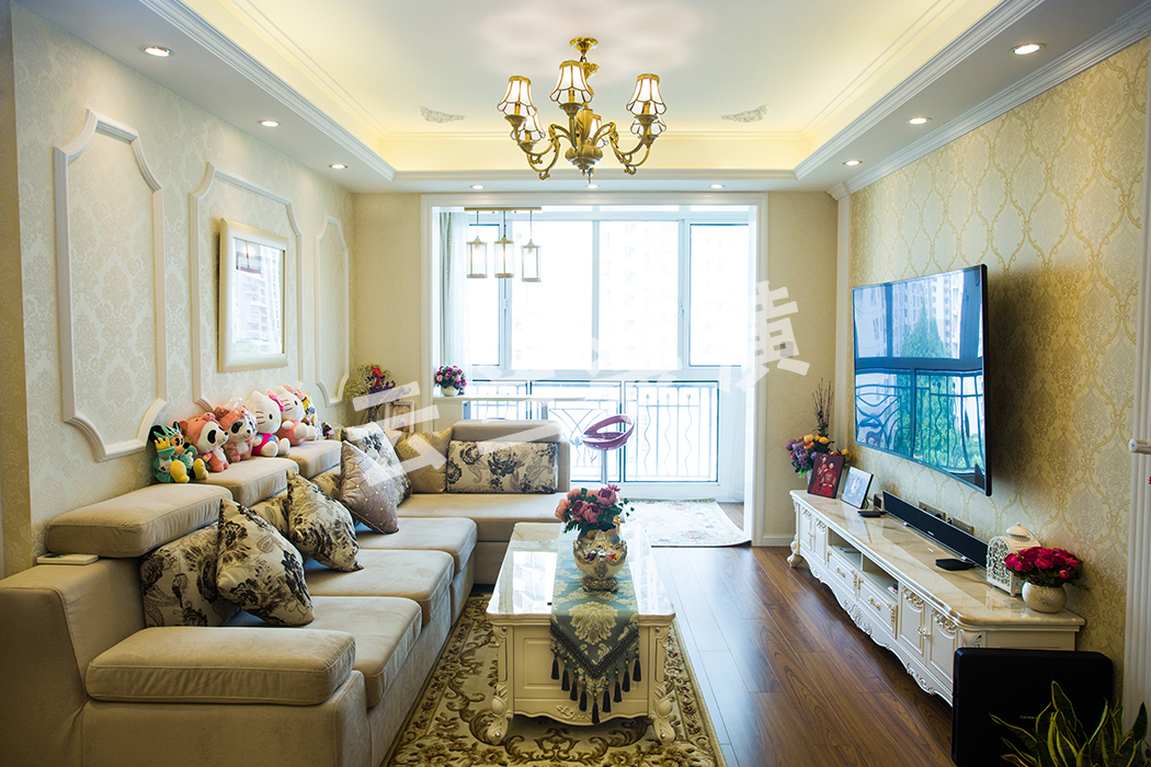 比較有特色的墻紙裝飾了整體的空間基調，搭配淺色布藝沙發，絲質面料抱枕的點綴，包括地毯的選用，每一處都能體現出業主的生活品味與享受生活的氣息。
