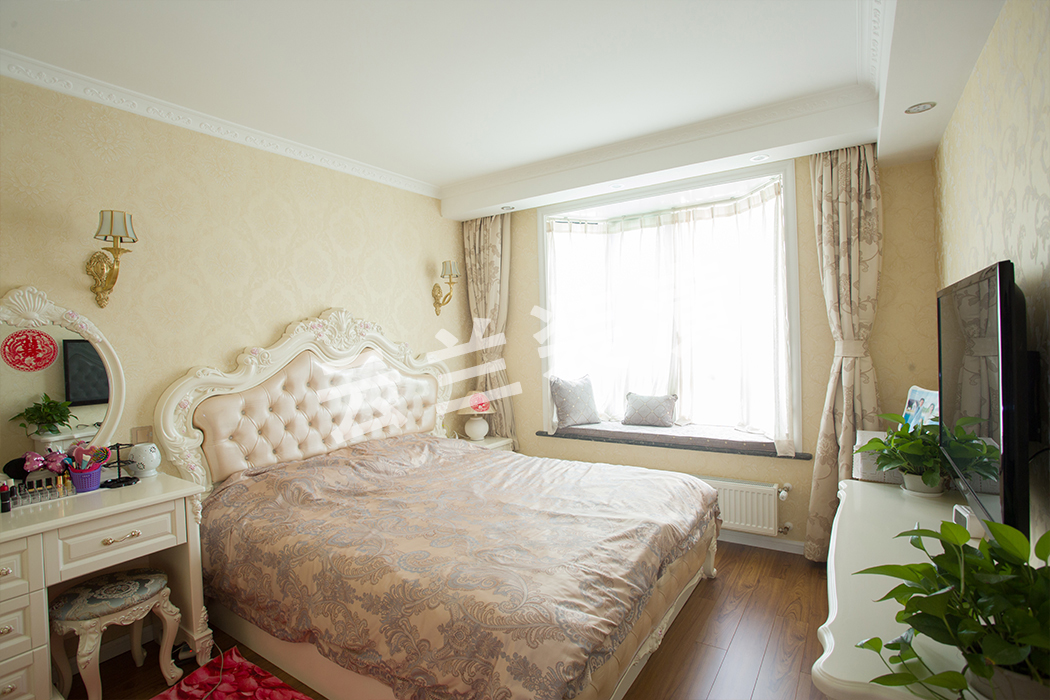 主臥室溫馨墻紙，暖色基調，包括所有淺色家具的選配，絲質面料的高貴，整個空間不繁瑣，卻也能夠凸顯溫馨浪漫的情懷。
