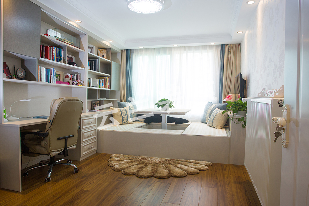 書房定制榻榻米，提供業主一個安靜舒適的辦公休閑空間，學習看書的時候的獨立思考空間，偶爾也能三兩好友聚會暢談的場所。
