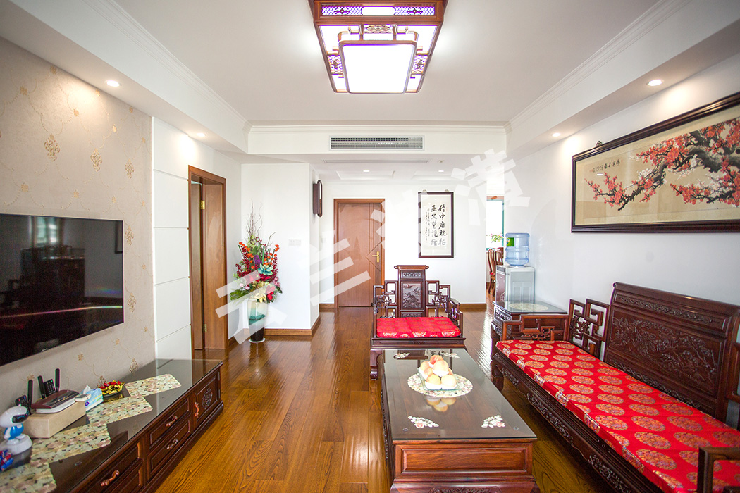 業(yè)主在硬裝上面的要求是簡單大方，不要過于復(fù)雜的修飾，包括背景墻的設(shè)計也是偏向淡雅為主。
