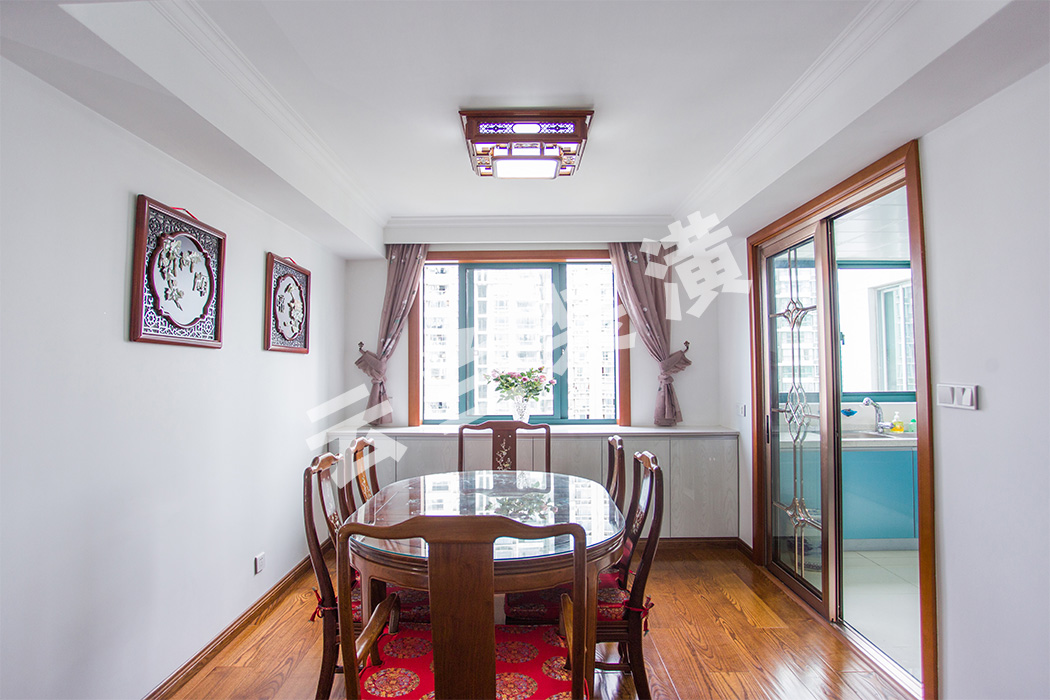 中式圓桌寓意闔家團圓，餐廳背景掛畫“順”與“和”寓意順順利利與和和睦睦，寄托著對家人的期望和愛的延續(xù)。
