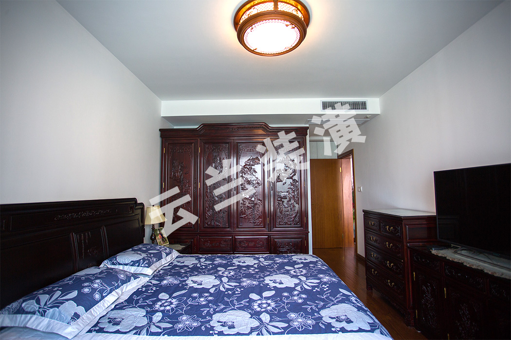 中國風(fēng)的元素搭配著中式古典的韻味，使得整個臥室以及業(yè)主充滿著濃厚的中式藝術(shù)氣息。
