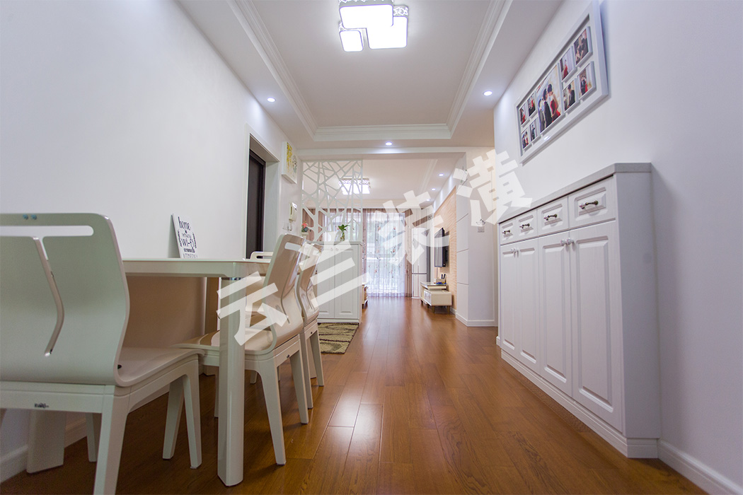 餐廳區(qū)域通過藝術(shù)隔斷與客廳遙相呼應(yīng)，既單顯了餐廳的功能、也因?yàn)樵谕恢本€上暗示與客廳的密不可分。
