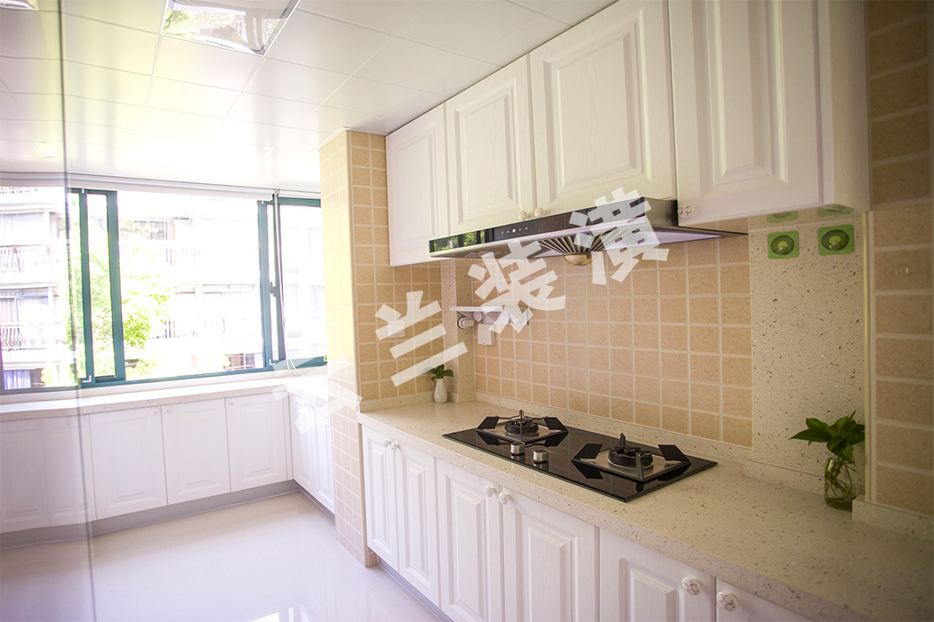 實(shí)用性最強(qiáng)的區(qū)域當(dāng)屬廚房，在考慮到業(yè)主喜好習(xí)慣的同時(shí)，在最大化得到視覺享受的同時(shí)提升儲(chǔ)物和活動(dòng)空間。
