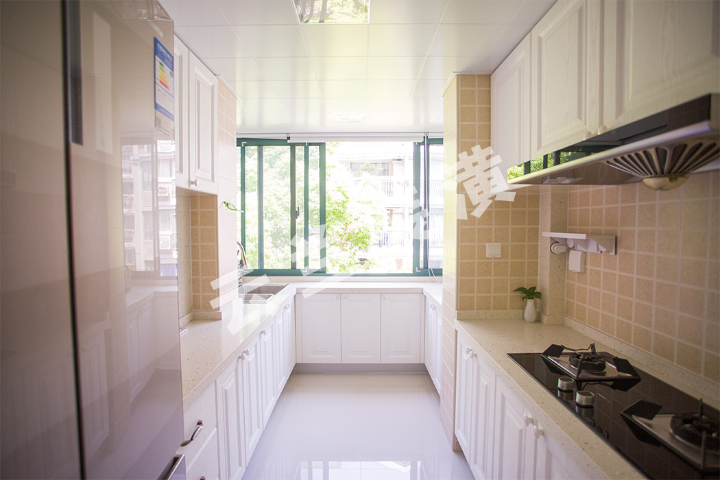 畢竟，廚房是主人給全家人創(chuàng)造愛意滿滿的美食的地方。既要有忙碌時(shí)科學(xué)的活動(dòng)空間，也要有烹飪菜點(diǎn)間窗外的綠意和閑暇。
