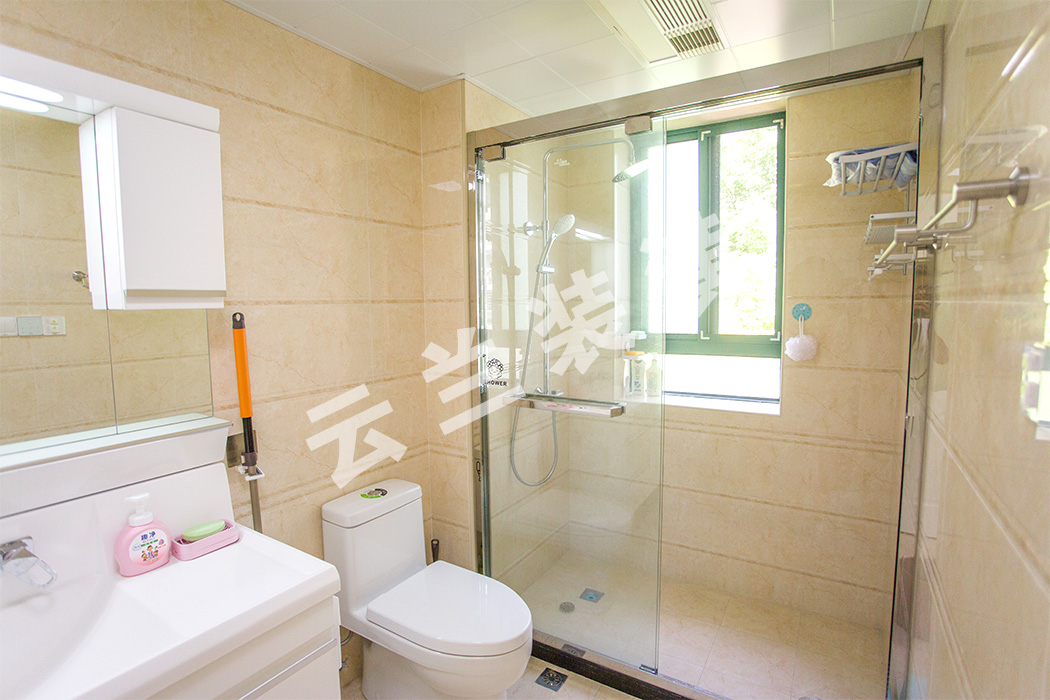 衛(wèi)生間的暖色調(diào)和潔白的廚衛(wèi)用品，以及干濕分離的洗浴足以洗去一身的疲憊。