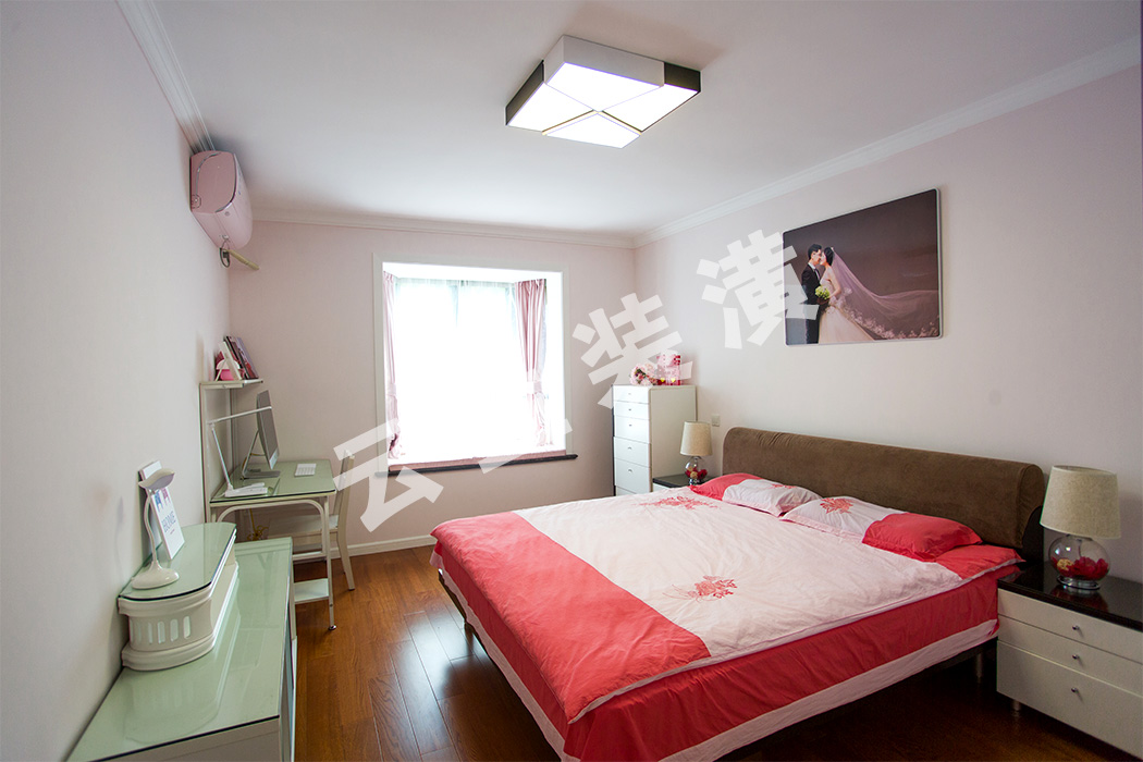 主臥地板以及被子的色調(diào)足以顯示出業(yè)主外在沉穩(wěn)和情感的豐富，墻面和家具更顯出簡(jiǎn)潔而不簡(jiǎn)單。
