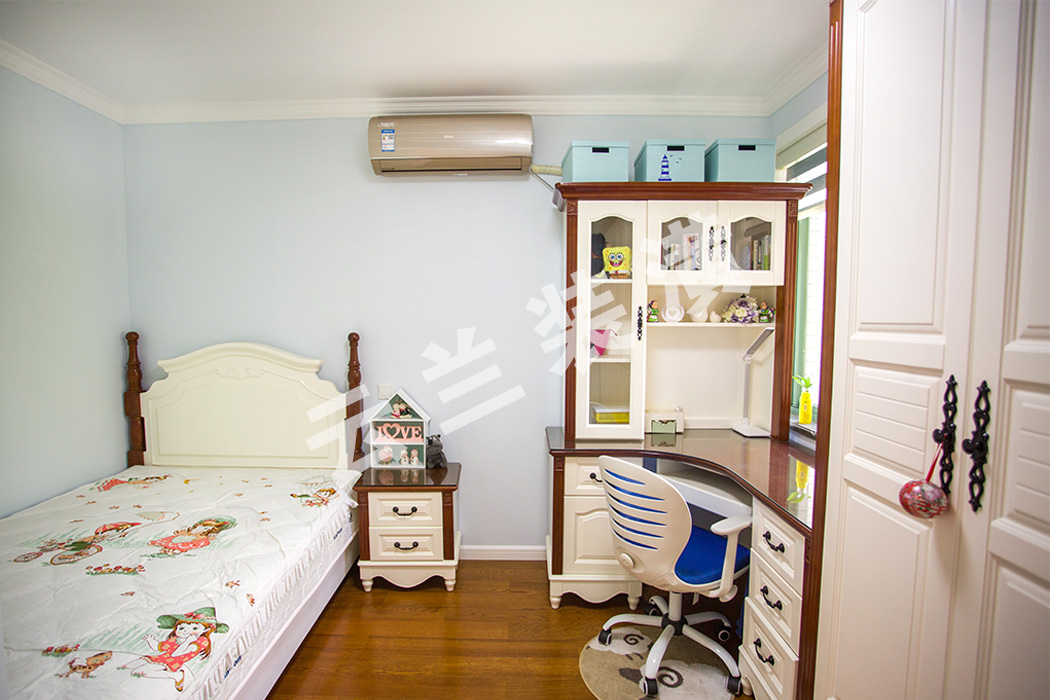 小房間淺藍(lán)色的基調(diào)，再搭配業(yè)主象牙白的實(shí)木家具，由可愛的床被飾品點(diǎn)綴。顯現(xiàn)出業(yè)主對(duì)孩子的疼愛和希望。
