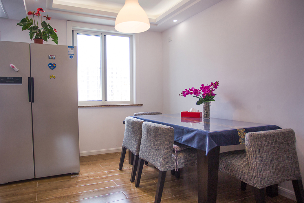 客廳裝修沒有過多的設計，用深色家具，再配米黃色墻紙做點綴，墻面與家具的顏色一深一淺，相得益彰
