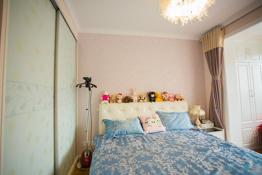 主臥墻面粉色系的墻紙，將臥室布置的溫馨又不失浪漫。