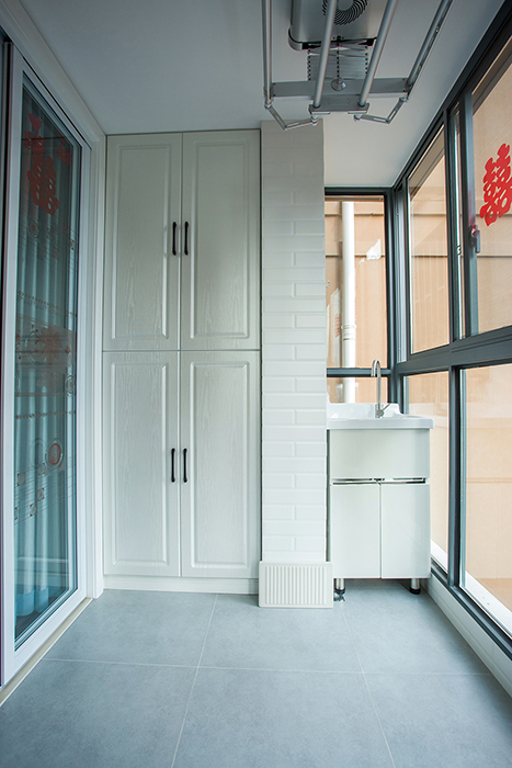 陽臺部分將原來空調外機部分延伸，增加了整體空間感。充分利用的儲物空間，地面采用灰色系的仿古磚，搭配白色的面包磚。更大化的體現了簡約時尚的風格。
