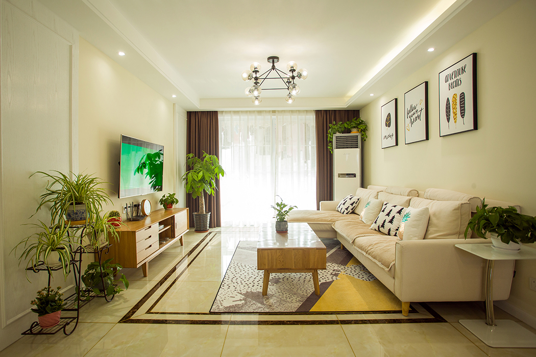 客廳寬敞明亮，簡(jiǎn)簡(jiǎn)單單，整體色系偏淡，使得深色的潔具突顯得格外搶眼，別致的墻面掛畫(huà)體現(xiàn)了男主人的溫馨隨和的情結(jié)
