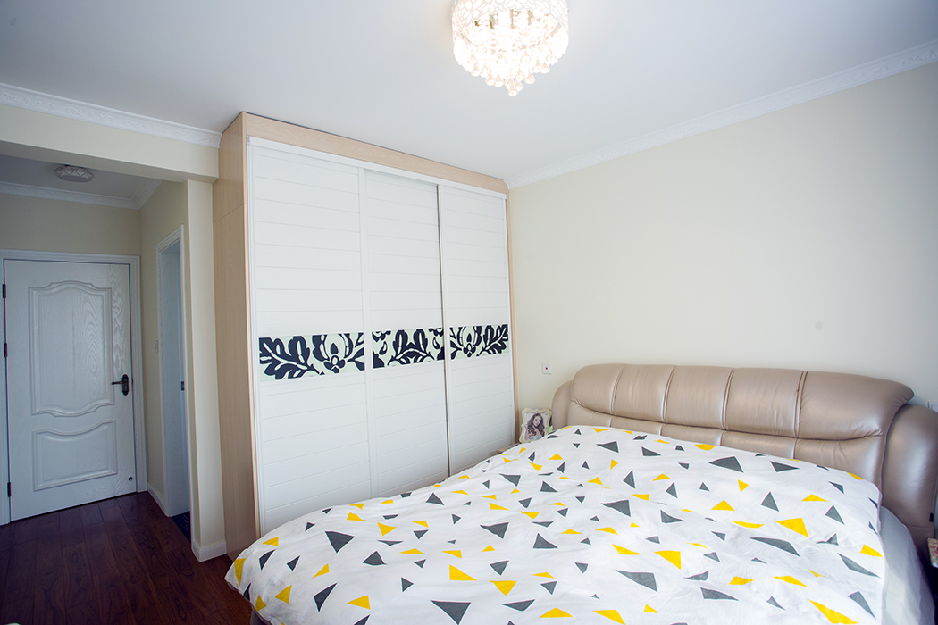 本案為居家新房，主人公希望將自己的新家營(yíng)造成極簡(jiǎn)的現(xiàn)代主義風(fēng)格，設(shè)計(jì)師引入了非傳統(tǒng)的混合搭配，突顯出現(xiàn)代獨(dú)特的視覺(jué)效果
