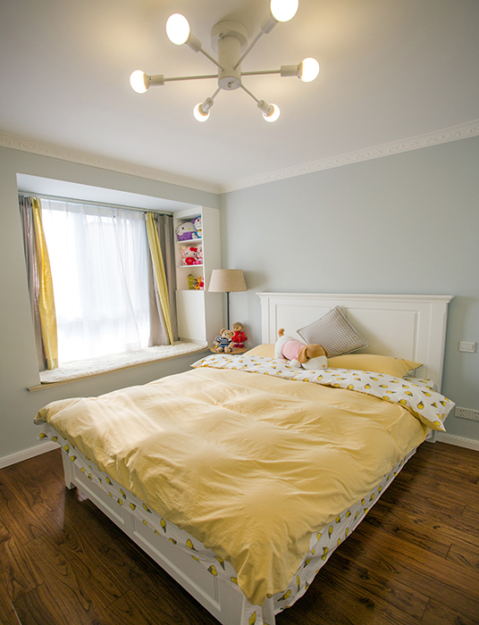 淺藍(lán)色墻面象征著主人公對(duì)美好生活的向往，整體空間簡(jiǎn)潔舒適，飄窗上的裝飾柜，體現(xiàn)了女主人公的品位與眼界。
