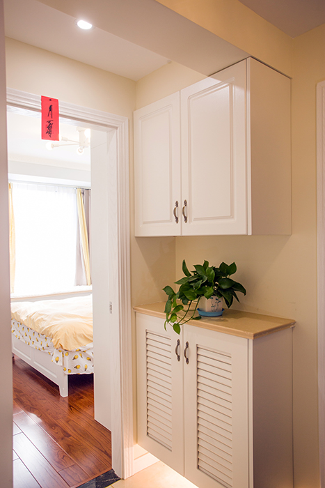 時(shí)尚的白色鞋柜與深色大理石臺(tái)面完美結(jié)合，干凈大氣，下柜引用了假百葉門(mén)板，昭示了主人公做事沉穩(wěn)，為人大氣；鞋柜下的燈光猶如繁星點(diǎn)點(diǎn)，璀璨明亮
