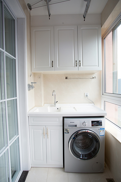 南陽(yáng)臺(tái)洗衣柜也成為家庭中一道亮麗的風(fēng)景線，不但方便了主人公晾衣服，更讓主人公迷上了陽(yáng)臺(tái)，增添了幾份洗衣服的欲望
