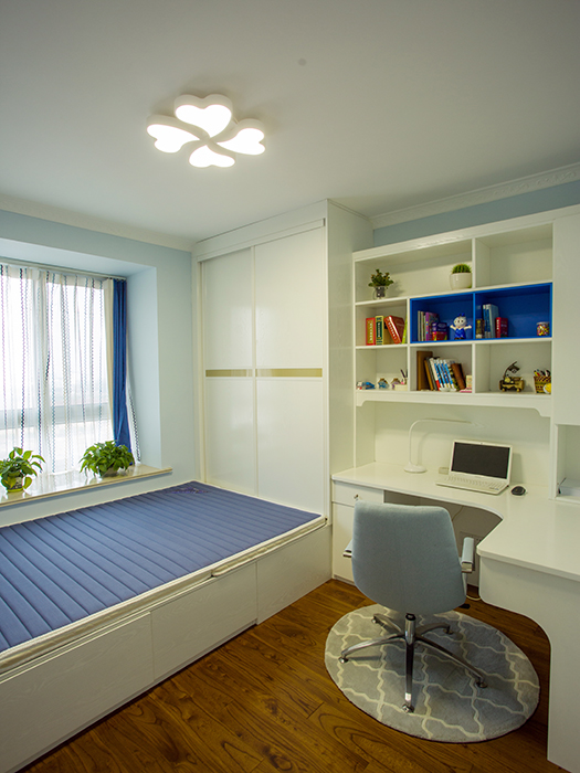 多功能書(shū)房舒適實(shí)用，籃色代表了一顆清凈的心，讓我們也不禁想起了那曾經(jīng)激情燃燒的歲月。更為小孩創(chuàng)造了一個(gè)美好的學(xué)習(xí)環(huán)境
