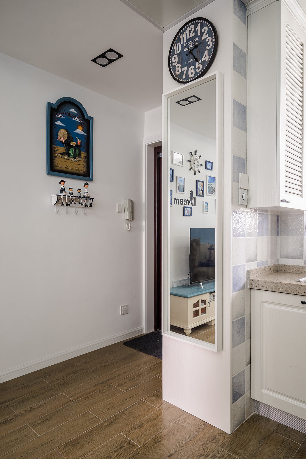 地中海風格是類海洋風格裝修的典型代表，因富有濃郁的地中海人文風情和地域特征而得名。它同時也是最富人文精神和藝術氣質的裝修風格之一。而對喜歡浪漫的情侶來說，地中海則是不二之選。
