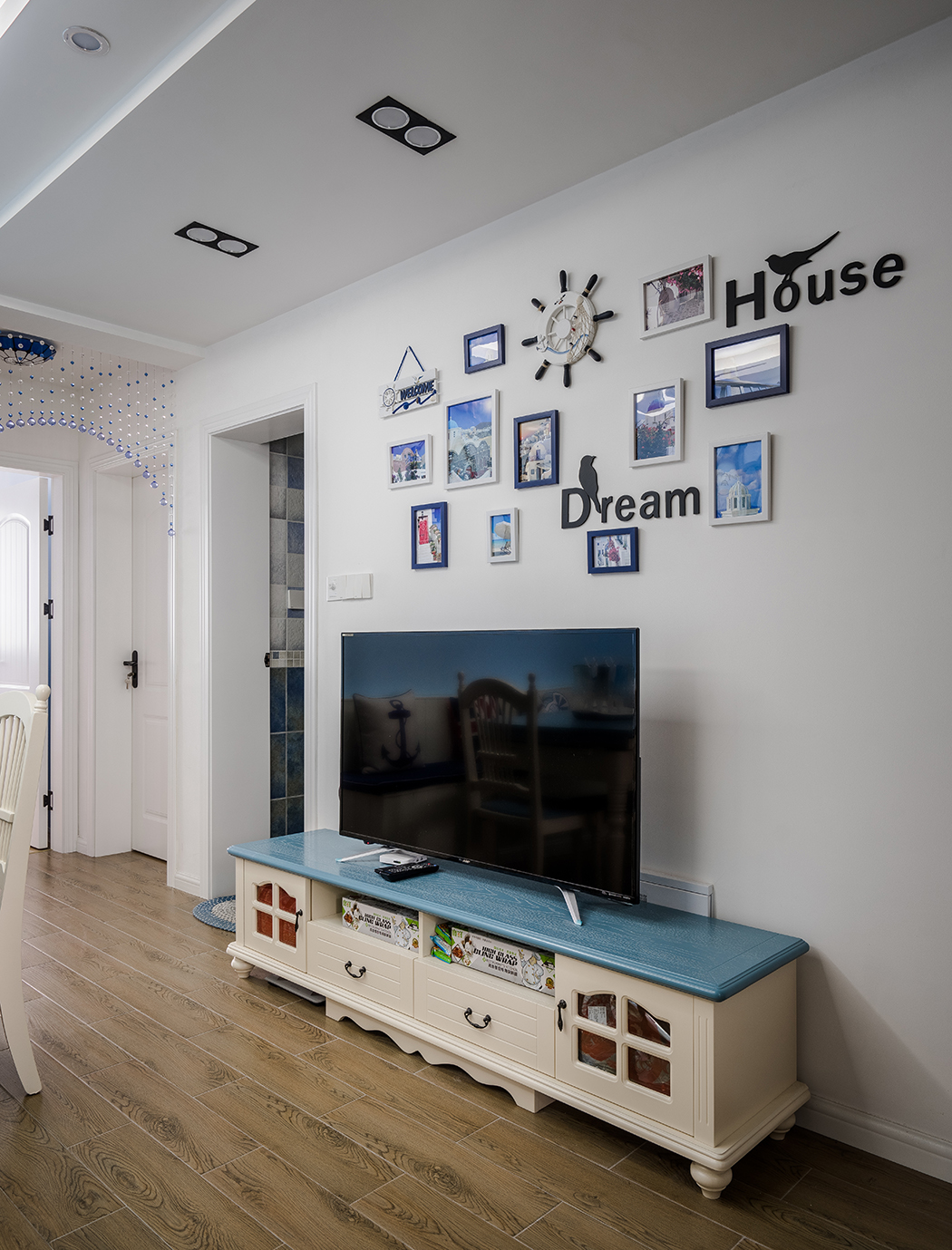 地中海風格是類海洋風格裝修的典型代表，因富有濃郁的地中海人文風情和地域特征而得名。它同時也是最富人文精神和藝術氣質的裝修風格之一。而對喜歡浪漫的情侶來說，地中海則是不二之選。
