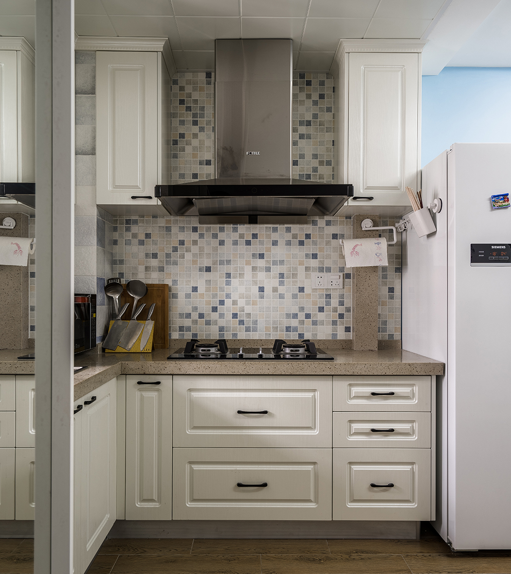 大面積的淺色馬賽克，拼砌出深邃的海洋色效果。
