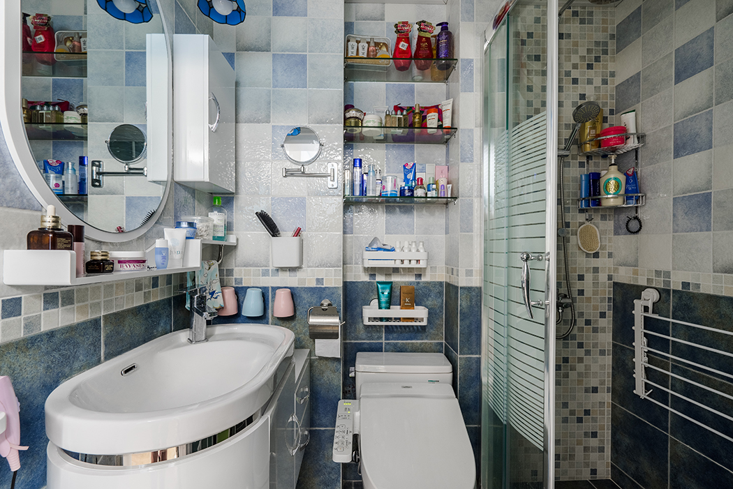 說一個家色彩豐富，你可能會想到它應該是一個艷麗的空間。是的，這個家確實充滿了無限的活力，然而它卻并非色彩艷麗，褪去了一份“濃妝艷抹”，給人一種耳目一新的清爽感
