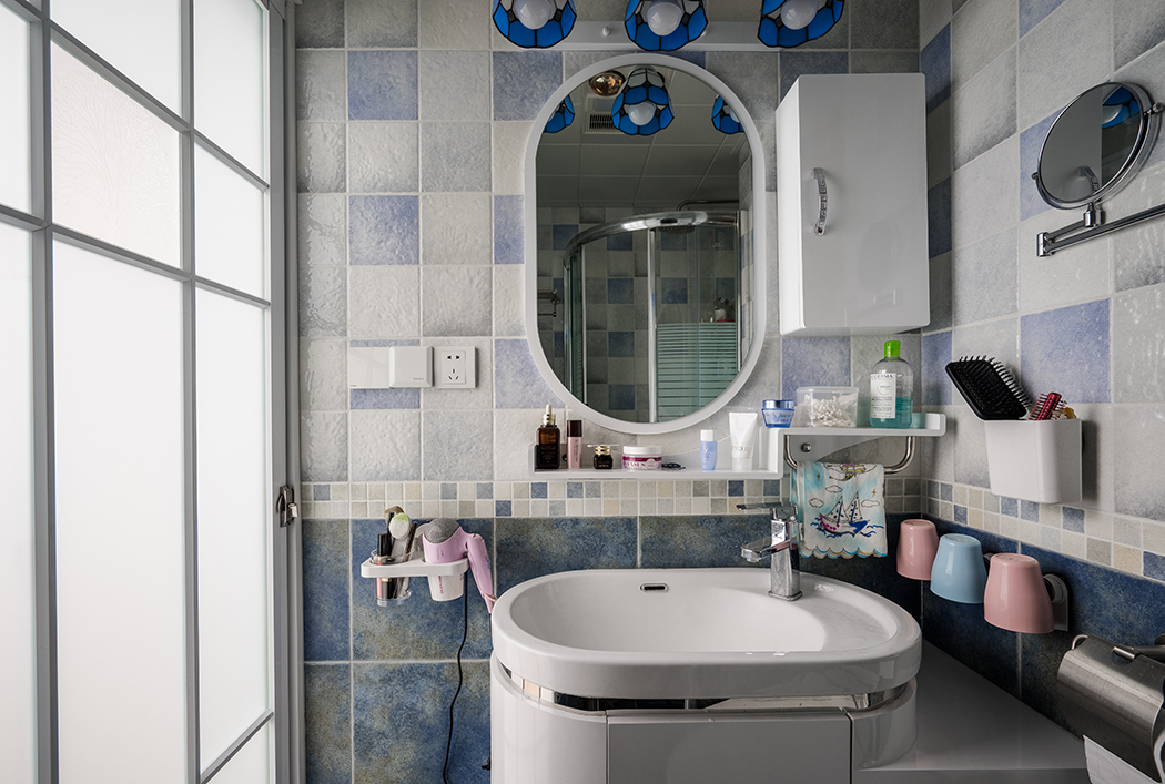 說一個家色彩豐富，你可能會想到它應該是一個艷麗的空間。是的，這個家確實充滿了無限的活力，然而它卻并非色彩艷麗，褪去了一份“濃妝艷抹”，給人一種耳目一新的清爽感
