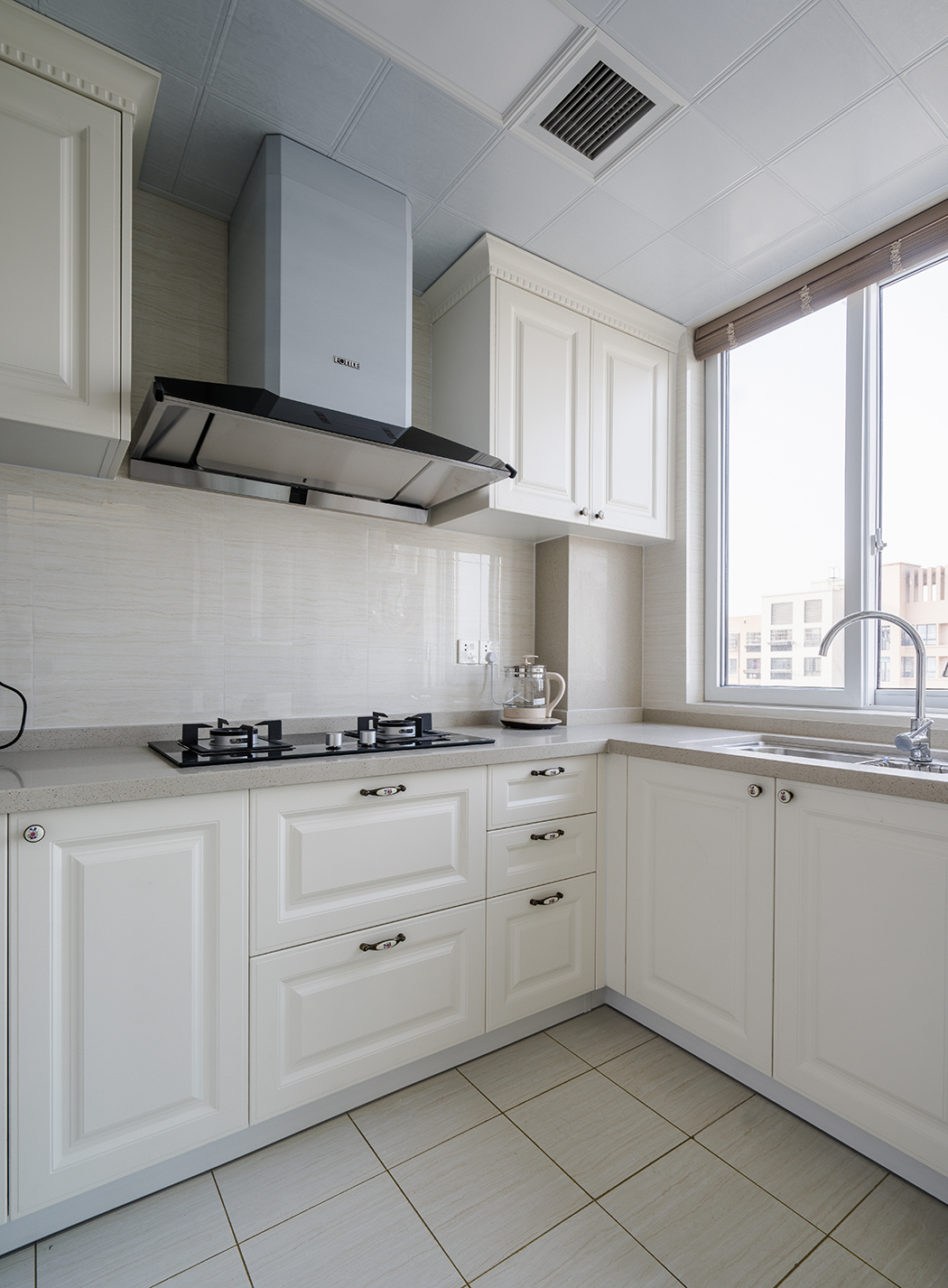 冷暖色調的跳躍搭配豐富整體設計的層次感，而華麗精美的射燈造型，傾瀉出迷醉溫柔的燈光讓空間每一件家具飾品都成為無可挑剔，不可或缺的藝術品。
