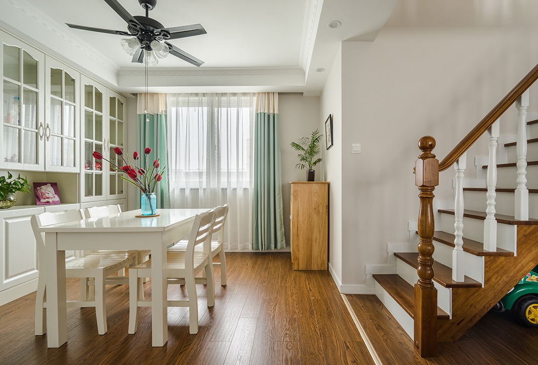 餐桌多以白色為主，木制的較多，木制表面的油漆或體現木紋，或以純白瓷漆為主，但不會有復雜的圖案在內，加上花草的點綴，體現出鄉村的自然感。桌椅在搭配時擺放不完全規矩，以一種輕松的態度對待生活，更能體現出這種風格。
