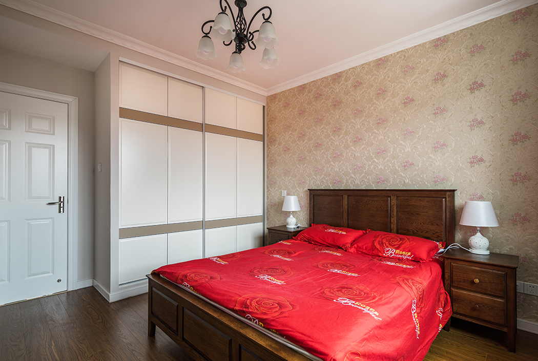 父母房 墻面的碎花布藝裝飾加上深色木制家具，體現屋主的穩重而不失浪漫情懷。
