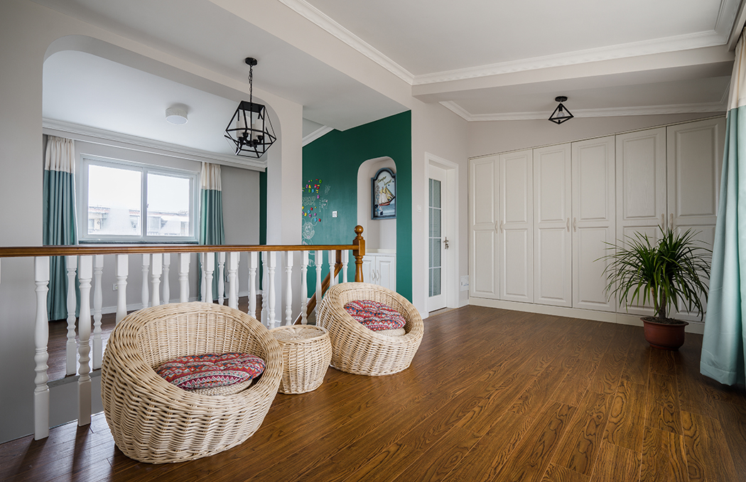 在二樓，除家庭成員休息的臥室外，也會隨著家庭自身的要求和特點，建設敞開式書房、休閑娛樂室、多功能室、小起居室等空間，以滿足家庭多樣化的要求，尤其是綠色的黑板墻，隨時隨地讓小朋友創意發揮。
