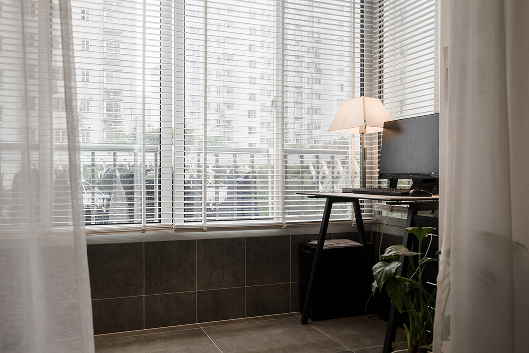 陽臺是室內與室外之間的一個過渡空間，是用于通風、采光、納涼、曬衣、曬物放植物等的地方。在陽臺上，既可以坐在休閑椅上喝茶聊天，也可以晾曬衣物、養花種草，享受悠閑自然的生活情調。本案陽臺裝飾材料的選用應該與客廳不同的仿古磚，用來區分空間。墻面使用墻磚，頂部一般使用內墻乳膠漆，乳膠漆品種和款式要與客廳、主臥相符。 
