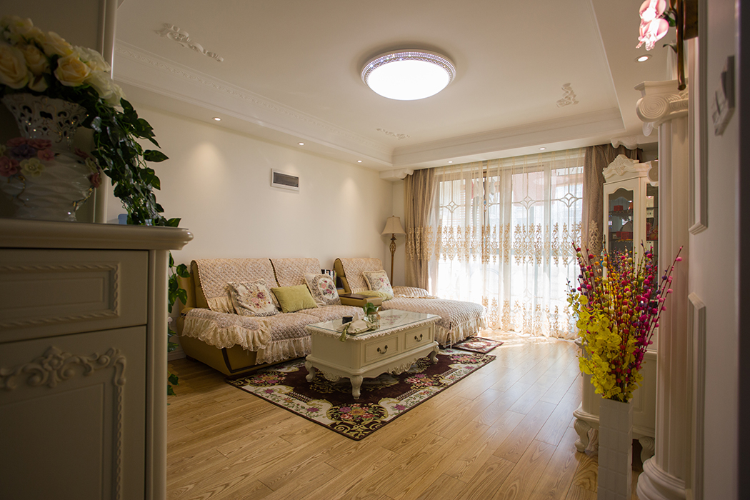 業主是新婚小夫妻，喜歡溫馨又大氣的格調，選擇了簡歐風格來裝扮自己的新居，男主喜歡歐式羅馬柱，所以選用了羅馬柱作為家里電視墻的裝飾背景，沒有過于夸張的線條，也沒有過于復雜的造型，整個讓人感覺大氣、典雅。
