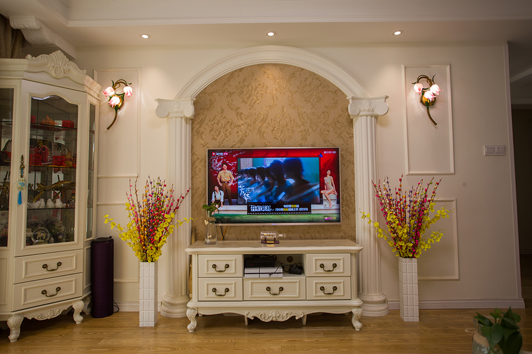 業主是新婚小夫妻，喜歡溫馨又大氣的格調，選擇了簡歐風格來裝扮自己的新居，男主喜歡歐式羅馬柱，所以選用了羅馬柱作為家里電視墻的裝飾背景，沒有過于夸張的線條，也沒有過于復雜的造型，整個讓人感覺大氣、典雅。
