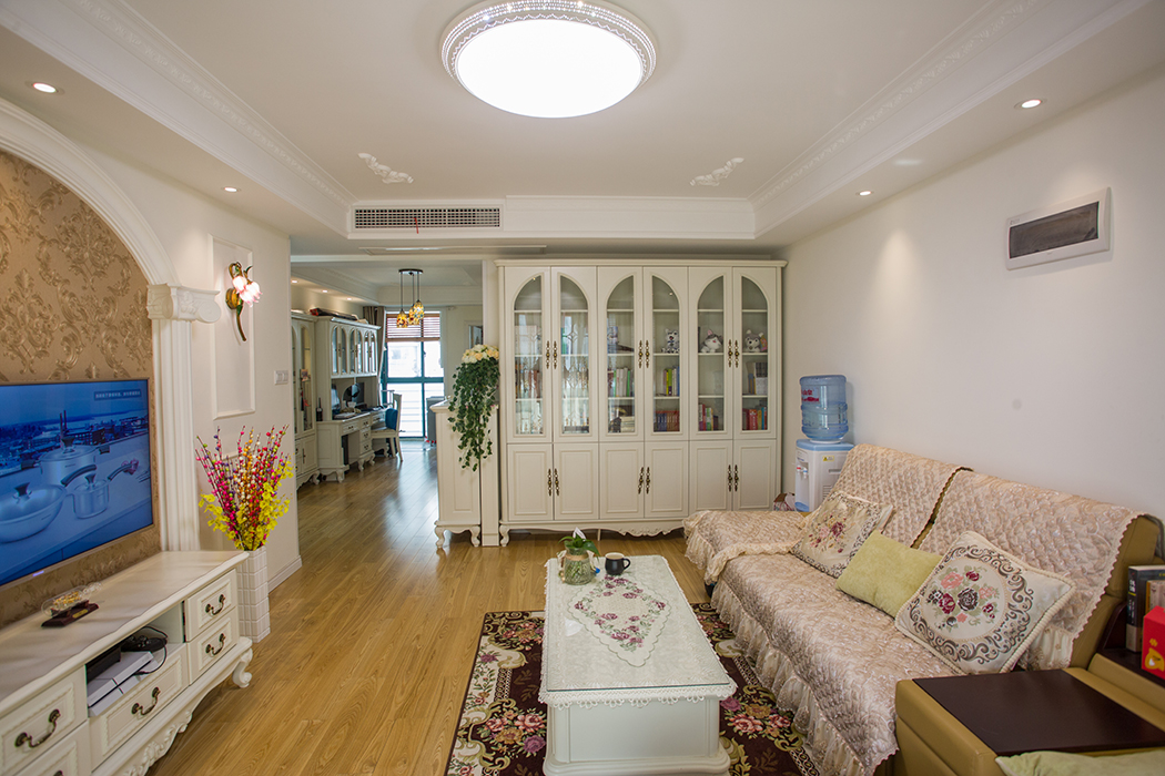 業主家里采用中央空調，外觀上簡潔大方，使用上舒適大氣，客餐廳都以淺色調為主。
