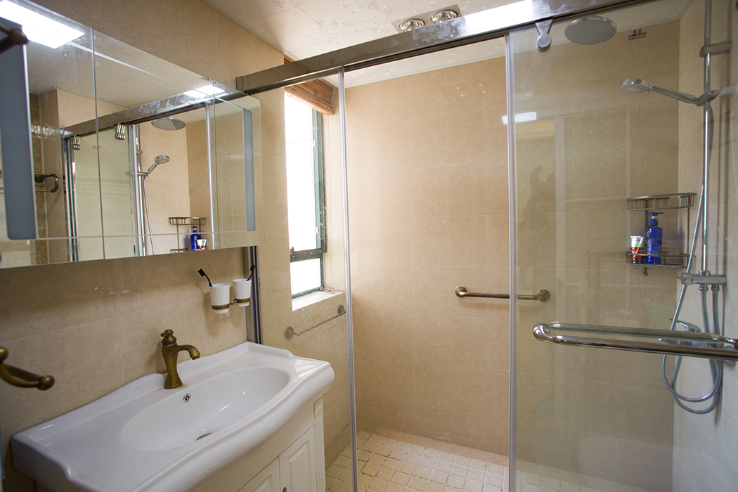 衛生間整體采用暖色系瓷磚，讓人一進去暖暖的，就連冬天洗澡都不會覺得那么冷颼颼。
