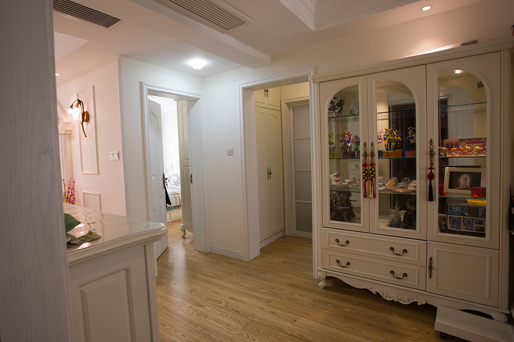 業主家里采用中央空調，外觀上簡潔大方，使用上舒適大氣，客餐廳都以淺色調為主。
