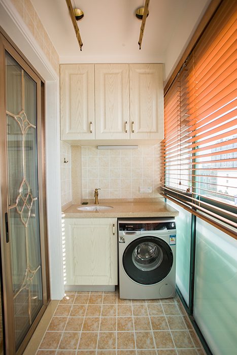 陽臺所選瓷磚是30X30仿古磚，定做的洗衣柜充分利用陽臺空間作為一半的工作陽臺，另一半卻可以作為休閑陽臺，養些綠植，閑暇時刻，吸收陽光和欣賞花卉。
