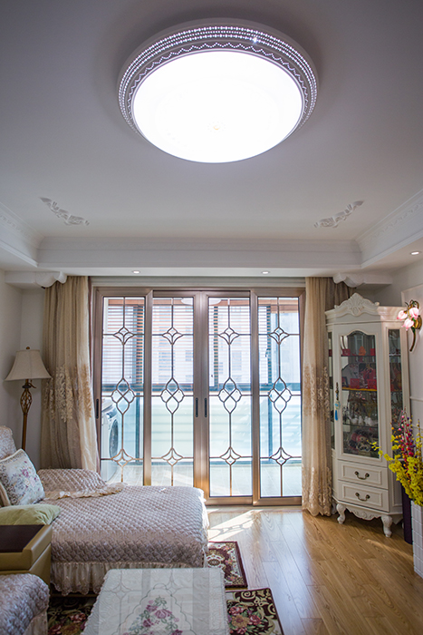 業主家里采用中央空調，外觀上簡潔大方，使用上舒適大氣，客餐廳都以淺色調為主。
