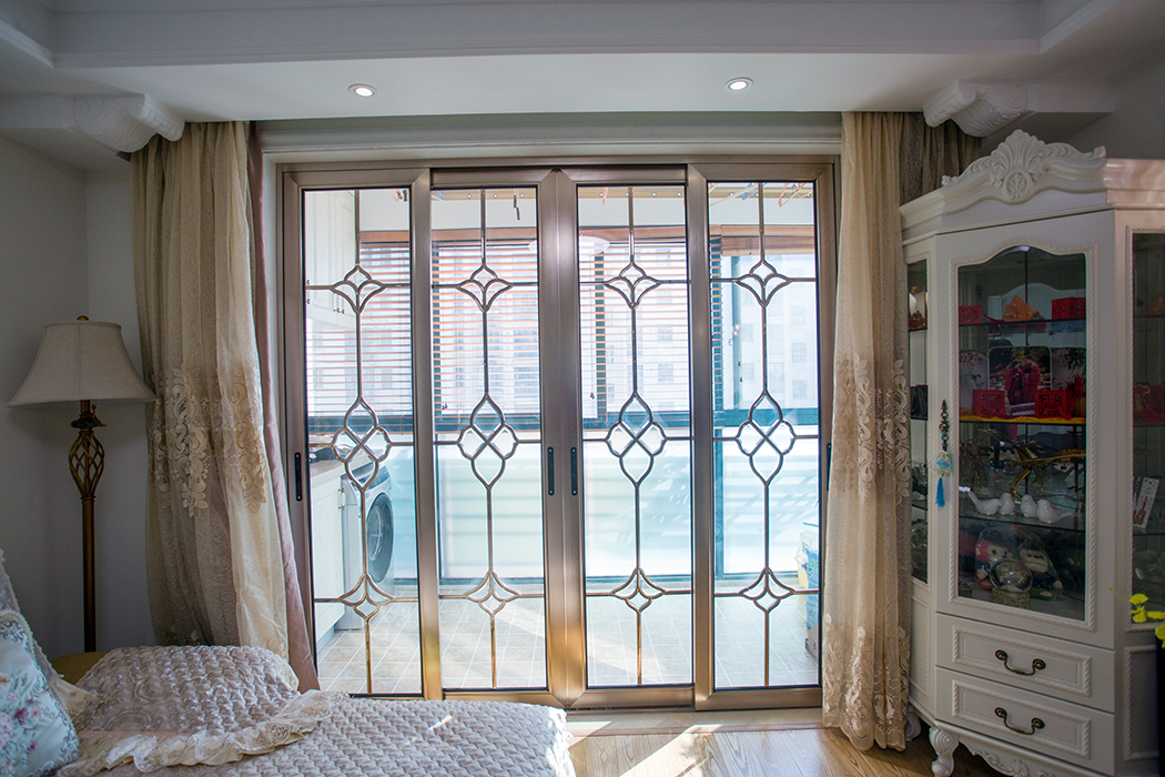 業主家里采用中央空調，外觀上簡潔大方，使用上舒適大氣，客餐廳都以淺色調為主。
