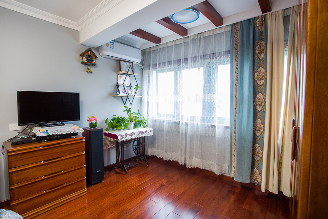 書房間主要用來休閑娛樂兼客房功能，采光極好的窗臺(tái)閑時(shí)用來拾花弄草，深色木質(zhì)假梁吊頂凸顯美式風(fēng)格特征，窗簾選用雙層設(shè)計(jì)，一層輕薄的紗窗，兼顧了保護(hù)隱私與透光性，窗簾搭配好涂料也可以這么美。
