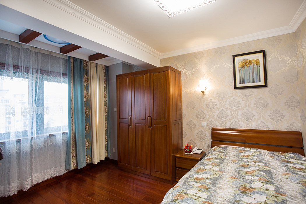 書房寬敞舒適的空間都給人留足了想象空間，可能是一把休閑椅或是一處茶海亦或是一張書桌，都是最精致的點(diǎn)綴，兼顧客臥的小床大小恰到好處，搭配精致的墻布，燦爛的壁燈精致愜意的氛圍，再配上一副簡約壁畫層次分明的書房，會(huì)是茶余飯后放松心情的最佳去處。
