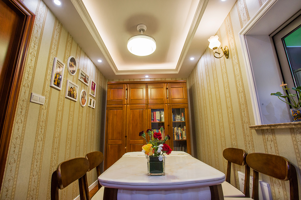 餐廳選用豎紋墻布，本來只有不到4平米的地方依然透著小奢華的貴氣，搭配造型簡約的吊頂搭配幾處筒燈，整體簡潔明快。
