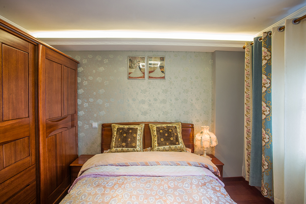 主臥的典雅清新但不造作的搭配加上實(shí)木的家具，奢華貴氣和小清新的自然和諧融洽，精致和諧，床頭的吊頂燈光和臺(tái)燈微微泛黃的舊色，是點(diǎn)睛之筆，這是午后的暢想，也是深夜的陪伴。
